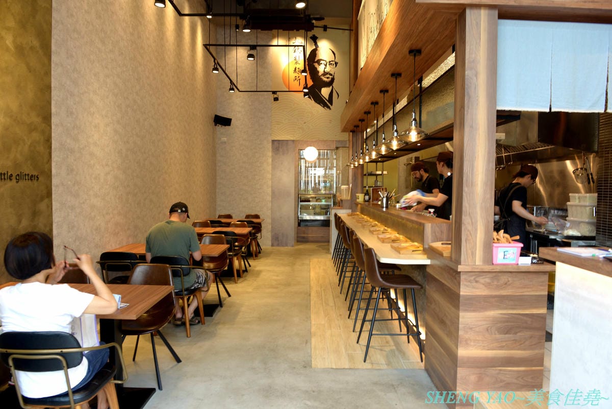 [台中大里]北穗製麵所 – 大里新開的雞湯系拉麵店,老闆是日本人,湯頭口味不錯有水準,加入紫蘇油超有特色,麵條也是自家製作,親民價位最貴才200出頭,吃完還能逛一下軟體園區欣賞藝術展覽。