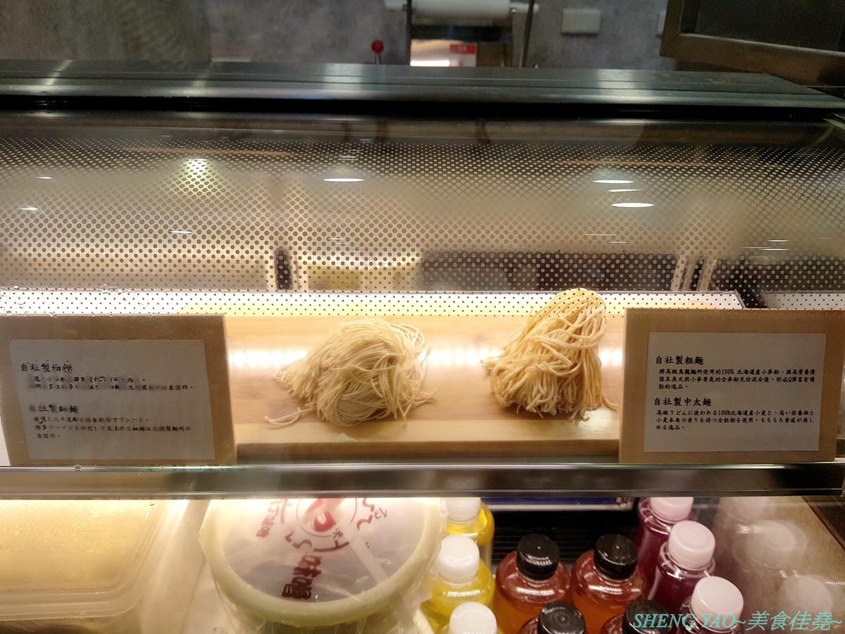 [台中大里]北穗製麵所 – 大里新開的雞湯系拉麵店,老闆是日本人,湯頭口味不錯有水準,加入紫蘇油超有特色,麵條也是自家製作,親民價位最貴才200出頭,吃完還能逛一下軟體園區欣賞藝術展覽。