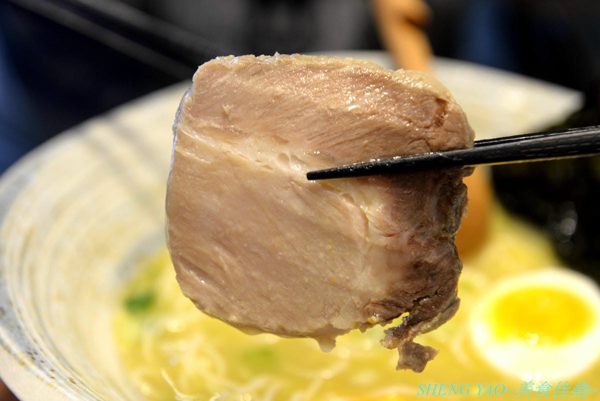 [台中大里]北穗製麵所 – 大里新開的雞湯系拉麵店,老闆是日本人,湯頭口味不錯有水準,加入紫蘇油超有特色,麵條也是自家製作,親民價位最貴才200出頭,吃完還能逛一下軟體園區欣賞藝術展覽。