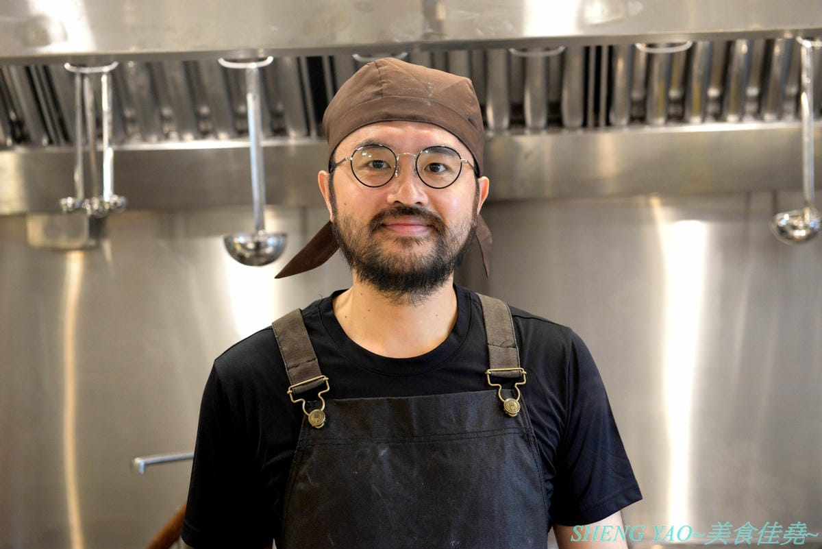 [台中大里]北穗製麵所 – 大里新開的雞湯系拉麵店,老闆是日本人,湯頭口味不錯有水準,加入紫蘇油超有特色,麵條也是自家製作,親民價位最貴才200出頭,吃完還能逛一下軟體園區欣賞藝術展覽。