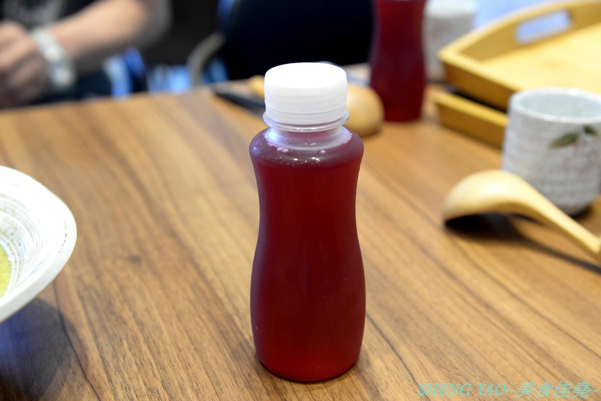 [台中大里]北穗製麵所 – 大里新開的雞湯系拉麵店,老闆是日本人,湯頭口味不錯有水準,加入紫蘇油超有特色,麵條也是自家製作,親民價位最貴才200出頭,吃完還能逛一下軟體園區欣賞藝術展覽。