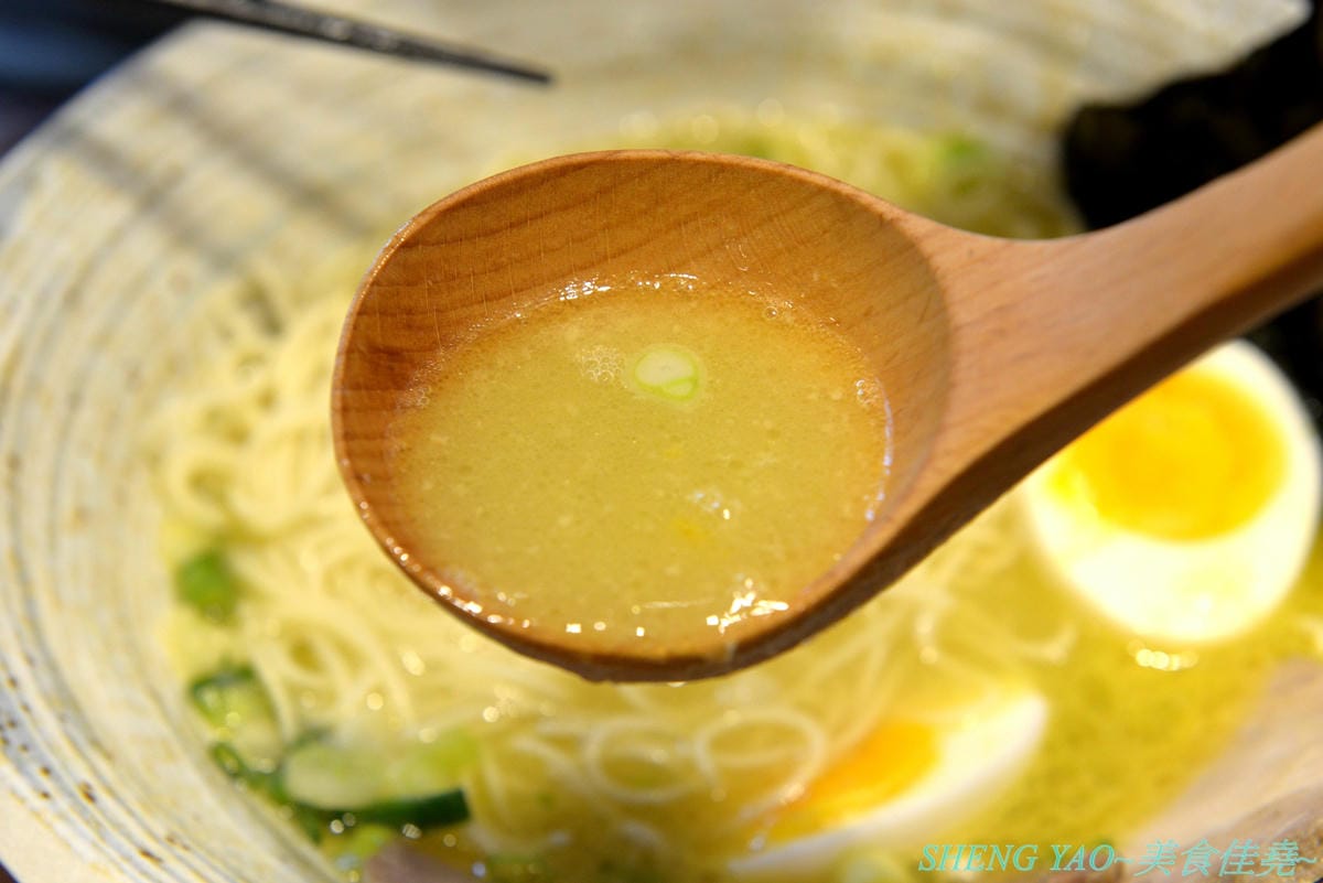 [台中大里]北穗製麵所 – 大里新開的雞湯系拉麵店,老闆是日本人,湯頭口味不錯有水準,加入紫蘇油超有特色,麵條也是自家製作,親民價位最貴才200出頭,吃完還能逛一下軟體園區欣賞藝術展覽。