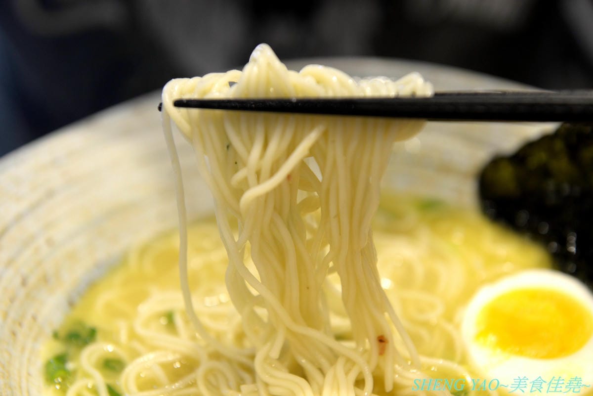 [台中大里]北穗製麵所 – 大里新開的雞湯系拉麵店,老闆是日本人,湯頭口味不錯有水準,加入紫蘇油超有特色,麵條也是自家製作,親民價位最貴才200出頭,吃完還能逛一下軟體園區欣賞藝術展覽。