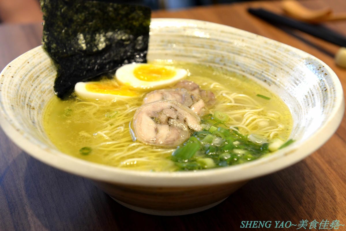 [台中大里]北穗製麵所 – 大里新開的雞湯系拉麵店,老闆是日本人,湯頭口味不錯有水準,加入紫蘇油超有特色,麵條也是自家製作,親民價位最貴才200出頭,吃完還能逛一下軟體園區欣賞藝術展覽。