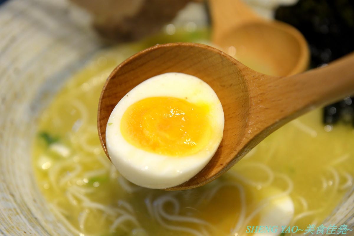[台中大里]北穗製麵所 – 大里新開的雞湯系拉麵店,老闆是日本人,湯頭口味不錯有水準,加入紫蘇油超有特色,麵條也是自家製作,親民價位最貴才200出頭,吃完還能逛一下軟體園區欣賞藝術展覽。