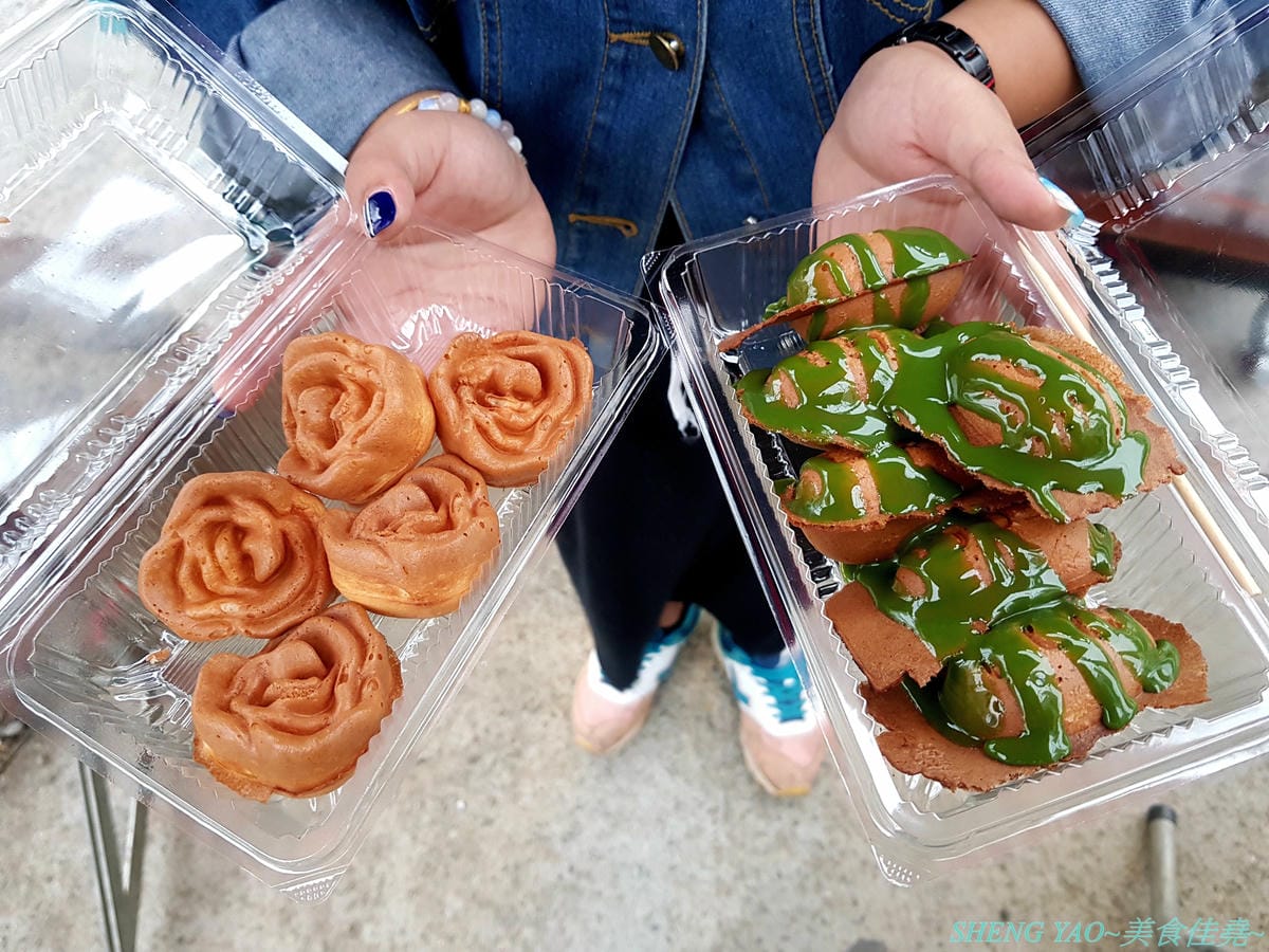[台中沙鹿]樂DA雞蛋糕 – 沙鹿也有玫瑰花造型雞蛋糕,看起來超級美的,用竹籤叉起來根本就是一朵玫瑰花了,還能弄在一起變成花束喔,外酥內綿,可搭配內餡,還不錯吃,很適合男生買給女朋友吃。(已