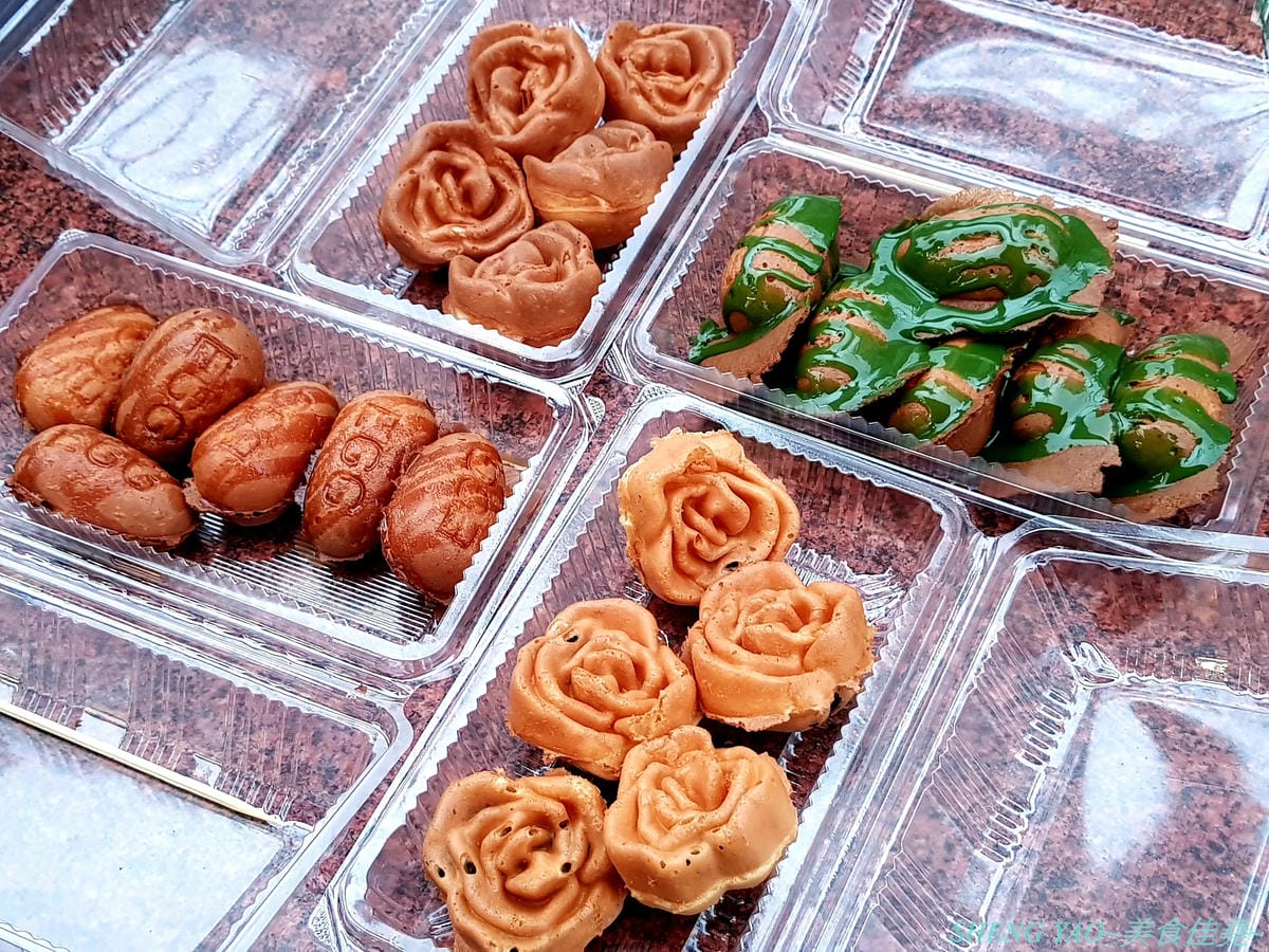 [台中沙鹿]樂DA雞蛋糕 – 沙鹿也有玫瑰花造型雞蛋糕,看起來超級美的,用竹籤叉起來根本就是一朵玫瑰花了,還能弄在一起變成花束喔,外酥內綿,可搭配內餡,還不錯吃,很適合男生買給女朋友吃。(已