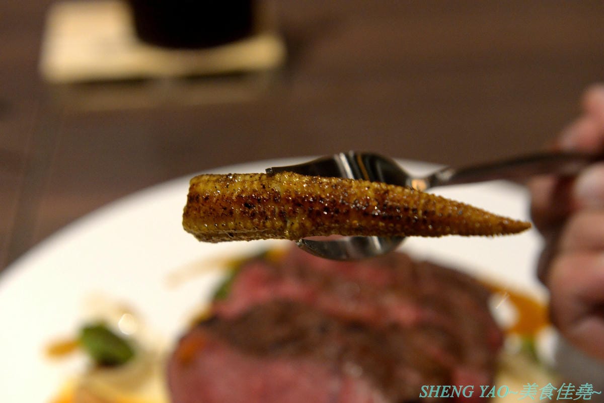 [台中沙鹿]田家食務所 – 沙鹿超罕見的高級西餐廳,以排餐為主,主打美國PRIME級和頂級澳洲榖飼100天的牛排,瓷盤盛裝有質感,採用低溫烹調舒肥法料理,吃得到肉原始美味及口感,餐點均附麵包、沙