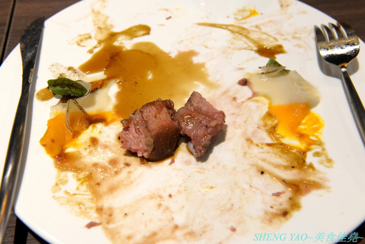 [台中沙鹿]田家食務所 – 沙鹿超罕見的高級西餐廳,以排餐為主,主打美國PRIME級和頂級澳洲榖飼100天的牛排,瓷盤盛裝有質感,採用低溫烹調舒肥法料理,吃得到肉原始美味及口感,餐點均附麵包、沙