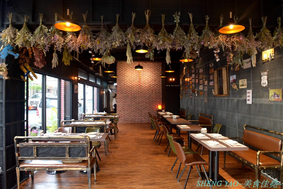[台中沙鹿]田家食務所 – 沙鹿超罕見的高級西餐廳,以排餐為主,主打美國PRIME級和頂級澳洲榖飼100天的牛排,瓷盤盛裝有質感,採用低溫烹調舒肥法料理,吃得到肉原始美味及口感,餐點均附麵包、沙