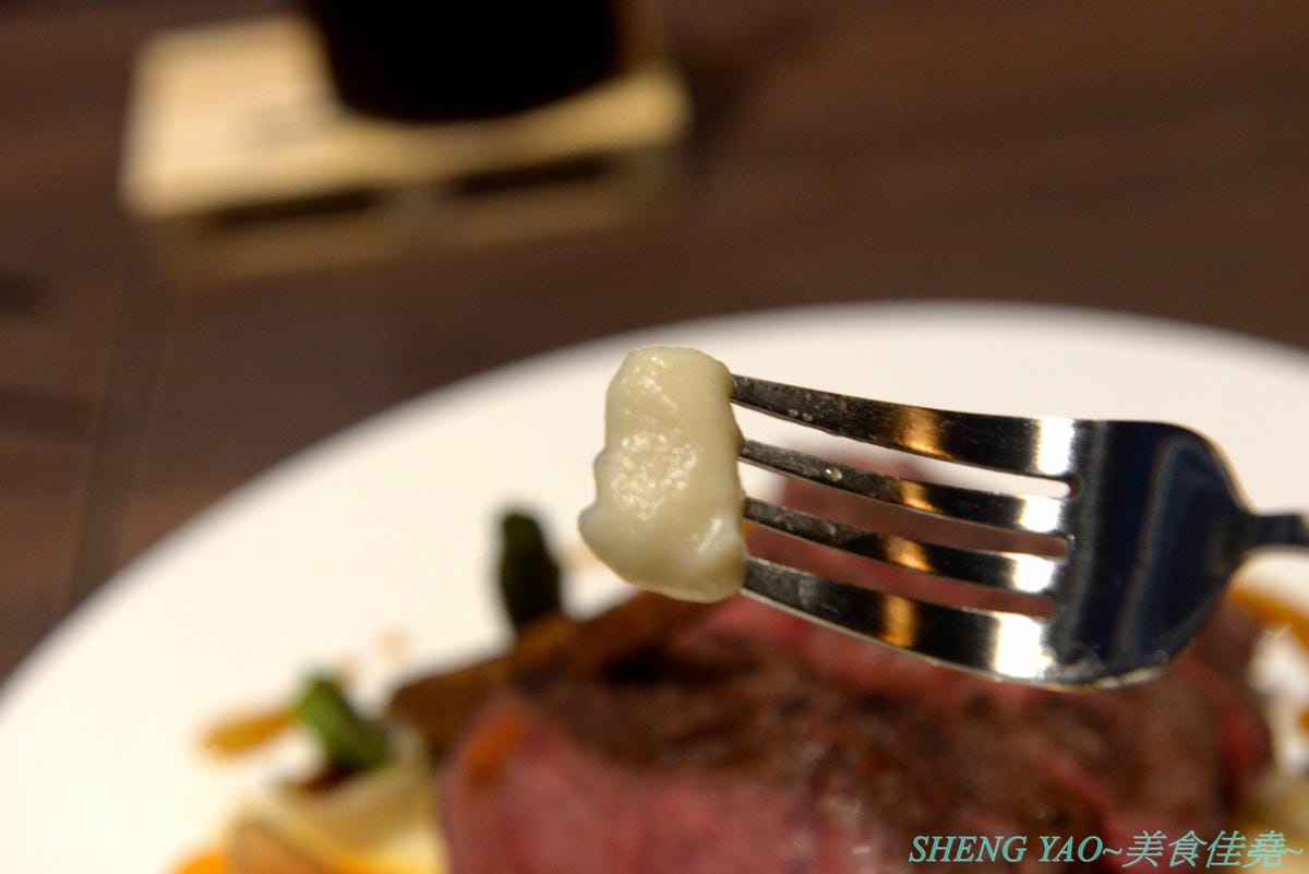 [台中沙鹿]田家食務所 – 沙鹿超罕見的高級西餐廳,以排餐為主,主打美國PRIME級和頂級澳洲榖飼100天的牛排,瓷盤盛裝有質感,採用低溫烹調舒肥法料理,吃得到肉原始美味及口感,餐點均附麵包、沙