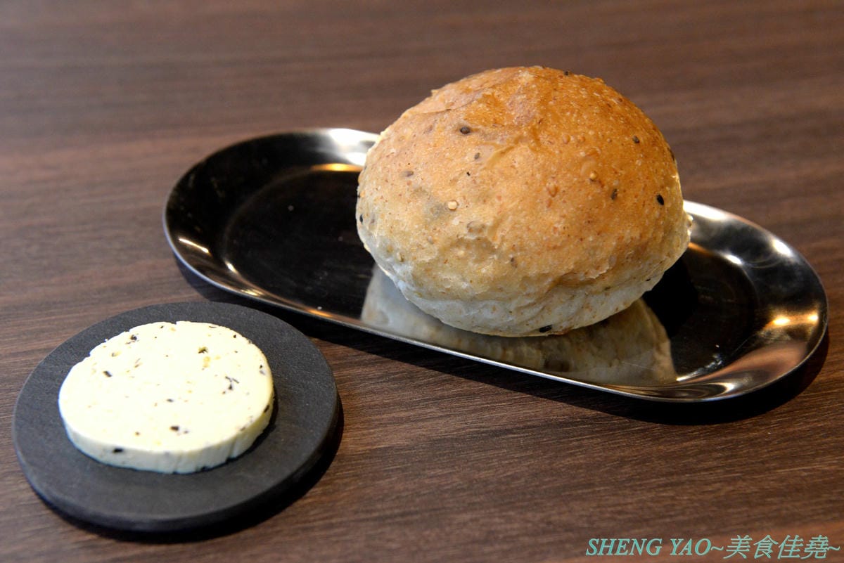 [台中沙鹿]田家食務所 – 沙鹿超罕見的高級西餐廳,以排餐為主,主打美國PRIME級和頂級澳洲榖飼100天的牛排,瓷盤盛裝有質感,採用低溫烹調舒肥法料理,吃得到肉原始美味及口感,餐點均附麵包、沙