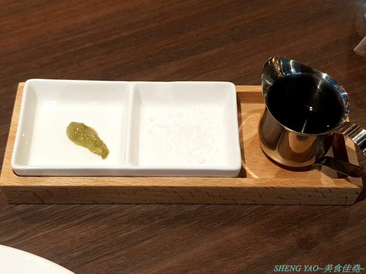 [台中沙鹿]田家食務所 – 沙鹿超罕見的高級西餐廳,以排餐為主,主打美國PRIME級和頂級澳洲榖飼100天的牛排,瓷盤盛裝有質感,採用低溫烹調舒肥法料理,吃得到肉原始美味及口感,餐點均附麵包、沙