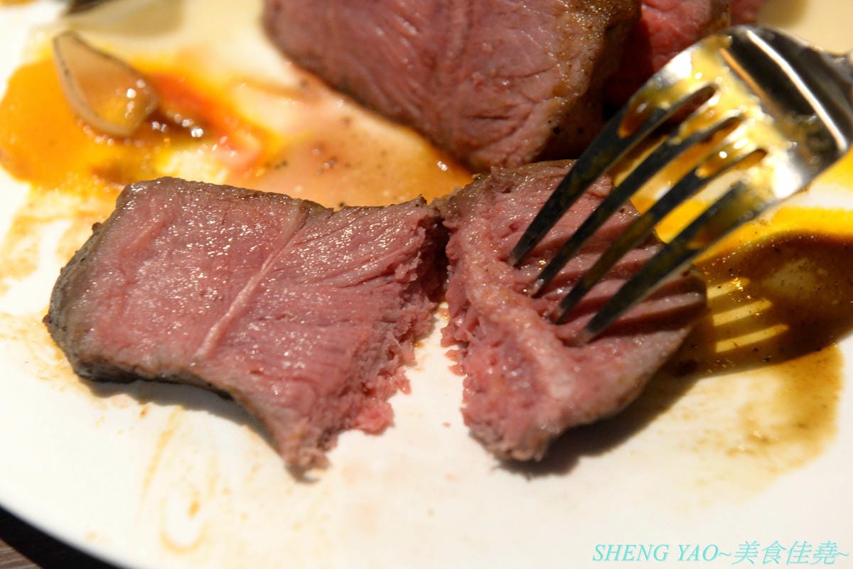 [台中沙鹿]田家食務所 – 沙鹿超罕見的高級西餐廳,以排餐為主,主打美國PRIME級和頂級澳洲榖飼100天的牛排,瓷盤盛裝有質感,採用低溫烹調舒肥法料理,吃得到肉原始美味及口感,餐點均附麵包、沙