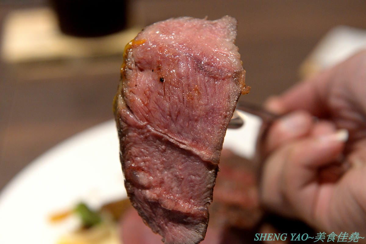 [台中沙鹿]田家食務所 – 沙鹿超罕見的高級西餐廳,以排餐為主,主打美國PRIME級和頂級澳洲榖飼100天的牛排,瓷盤盛裝有質感,採用低溫烹調舒肥法料理,吃得到肉原始美味及口感,餐點均附麵包、沙