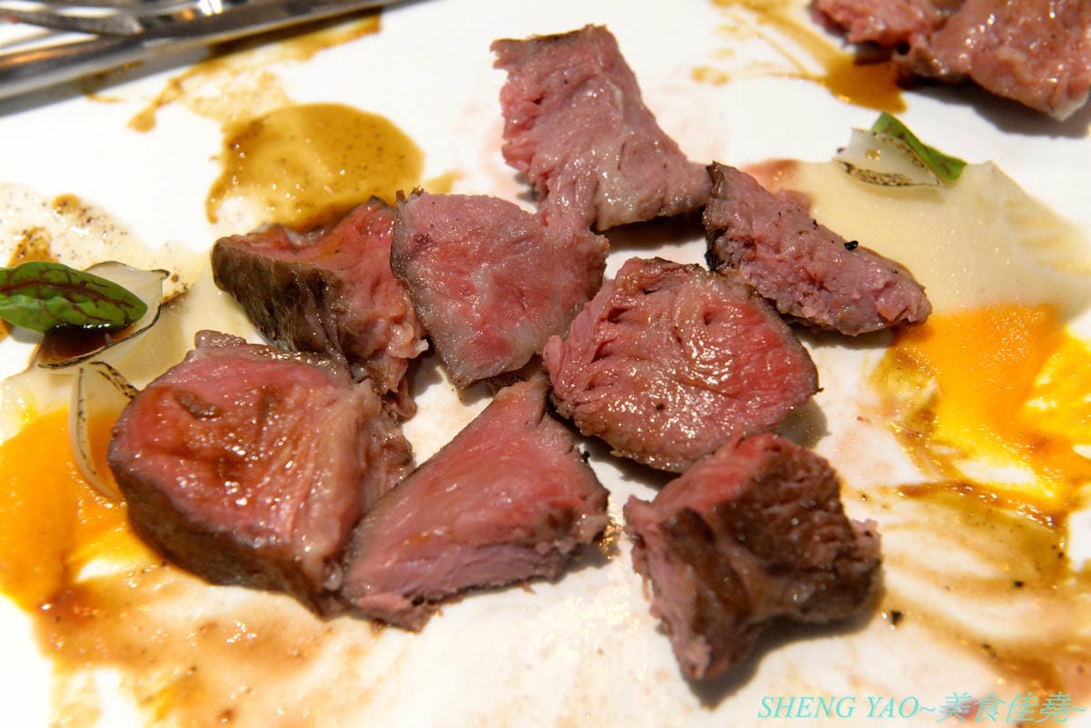 [台中沙鹿]田家食務所 – 沙鹿超罕見的高級西餐廳,以排餐為主,主打美國PRIME級和頂級澳洲榖飼100天的牛排,瓷盤盛裝有質感,採用低溫烹調舒肥法料理,吃得到肉原始美味及口感,餐點均附麵包、沙