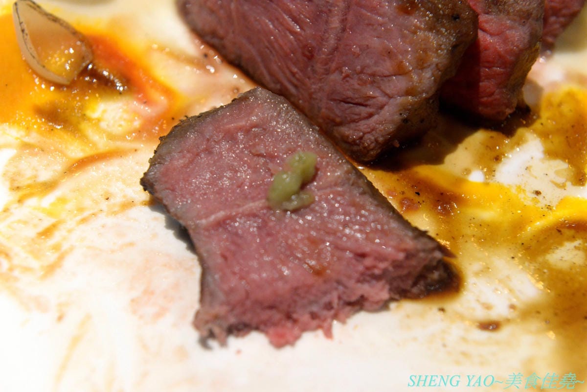 [台中沙鹿]田家食務所 – 沙鹿超罕見的高級西餐廳,以排餐為主,主打美國PRIME級和頂級澳洲榖飼100天的牛排,瓷盤盛裝有質感,採用低溫烹調舒肥法料理,吃得到肉原始美味及口感,餐點均附麵包、沙