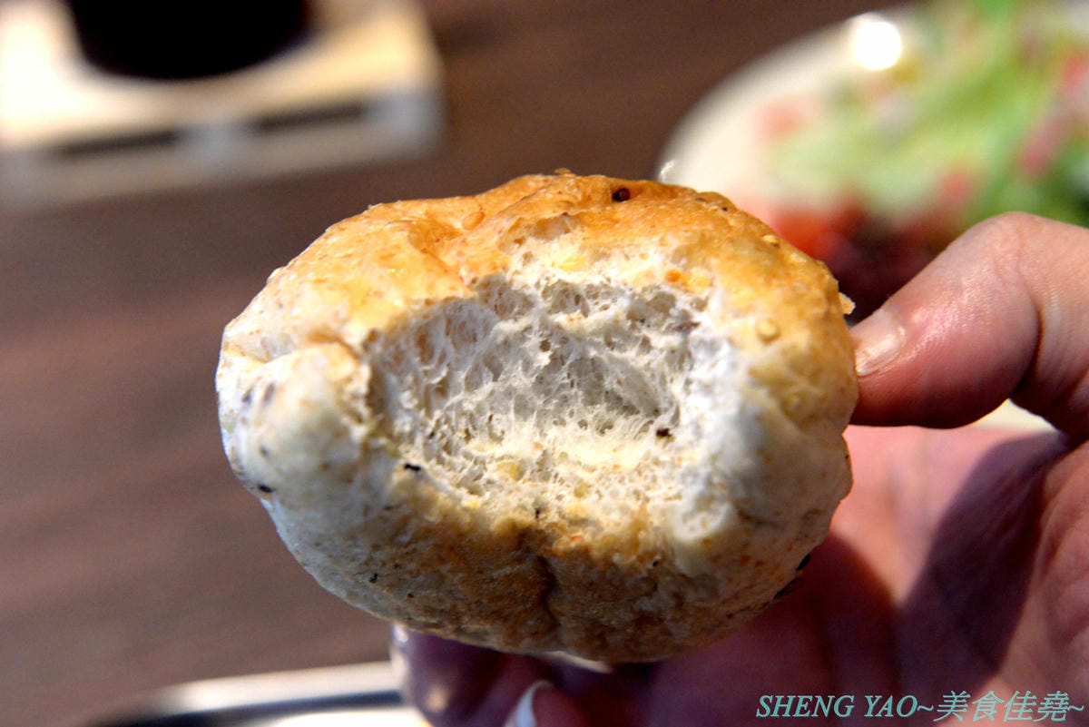 [台中沙鹿]田家食務所 – 沙鹿超罕見的高級西餐廳,以排餐為主,主打美國PRIME級和頂級澳洲榖飼100天的牛排,瓷盤盛裝有質感,採用低溫烹調舒肥法料理,吃得到肉原始美味及口感,餐點均附麵包、沙