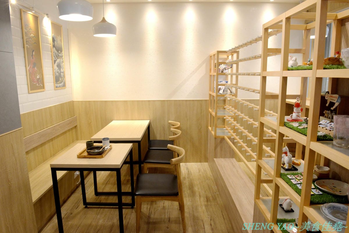 [台中西區]此木二水 Shiba Kori – 台中第一家柴犬主題文創冰店,寵物友善餐廳,店內不但有超可愛黑柴店長,還有一些和柴犬有關的圖書、裝飾,療癒感十足,主要販售手作雪花冰和港式糖水,雪花冰口