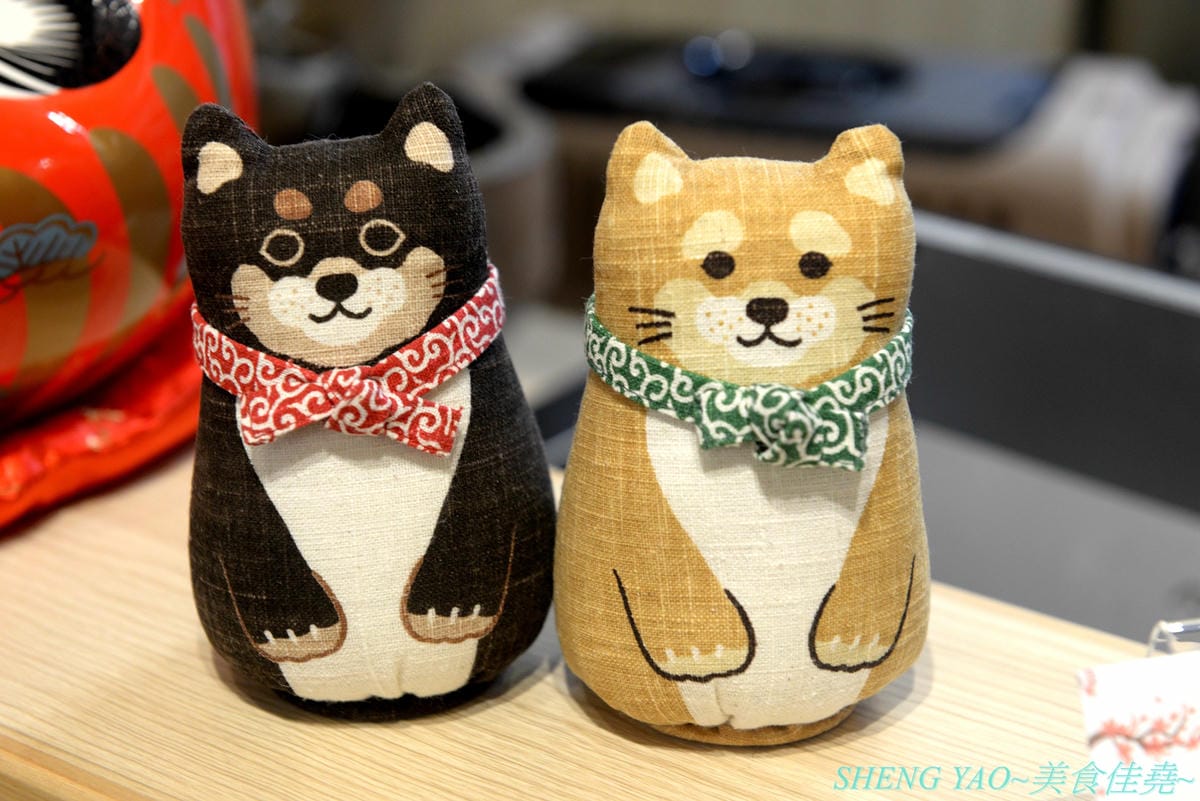 [台中西區]此木二水 Shiba Kori – 台中第一家柴犬主題文創冰店,寵物友善餐廳,店內不但有超可愛黑柴店長,還有一些和柴犬有關的圖書、裝飾,療癒感十足,主要販售手作雪花冰和港式糖水,雪花冰口
