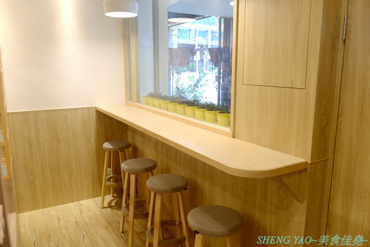 [台中西區]此木二水 Shiba Kori – 台中第一家柴犬主題文創冰店,寵物友善餐廳,店內不但有超可愛黑柴店長,還有一些和柴犬有關的圖書、裝飾,療癒感十足,主要販售手作雪花冰和港式糖水,雪花冰口