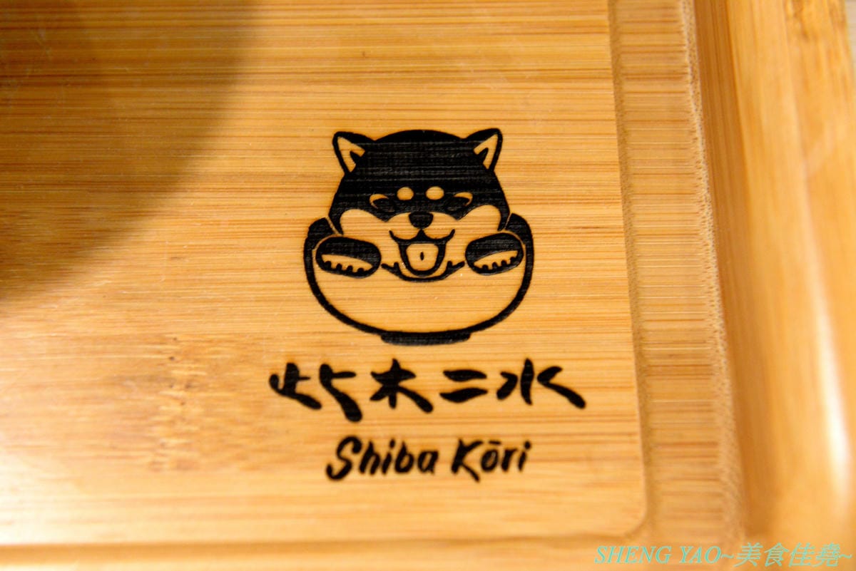 [台中西區]此木二水 Shiba Kori – 台中第一家柴犬主題文創冰店,寵物友善餐廳,店內不但有超可愛黑柴店長,還有一些和柴犬有關的圖書、裝飾,療癒感十足,主要販售手作雪花冰和港式糖水,雪花冰口