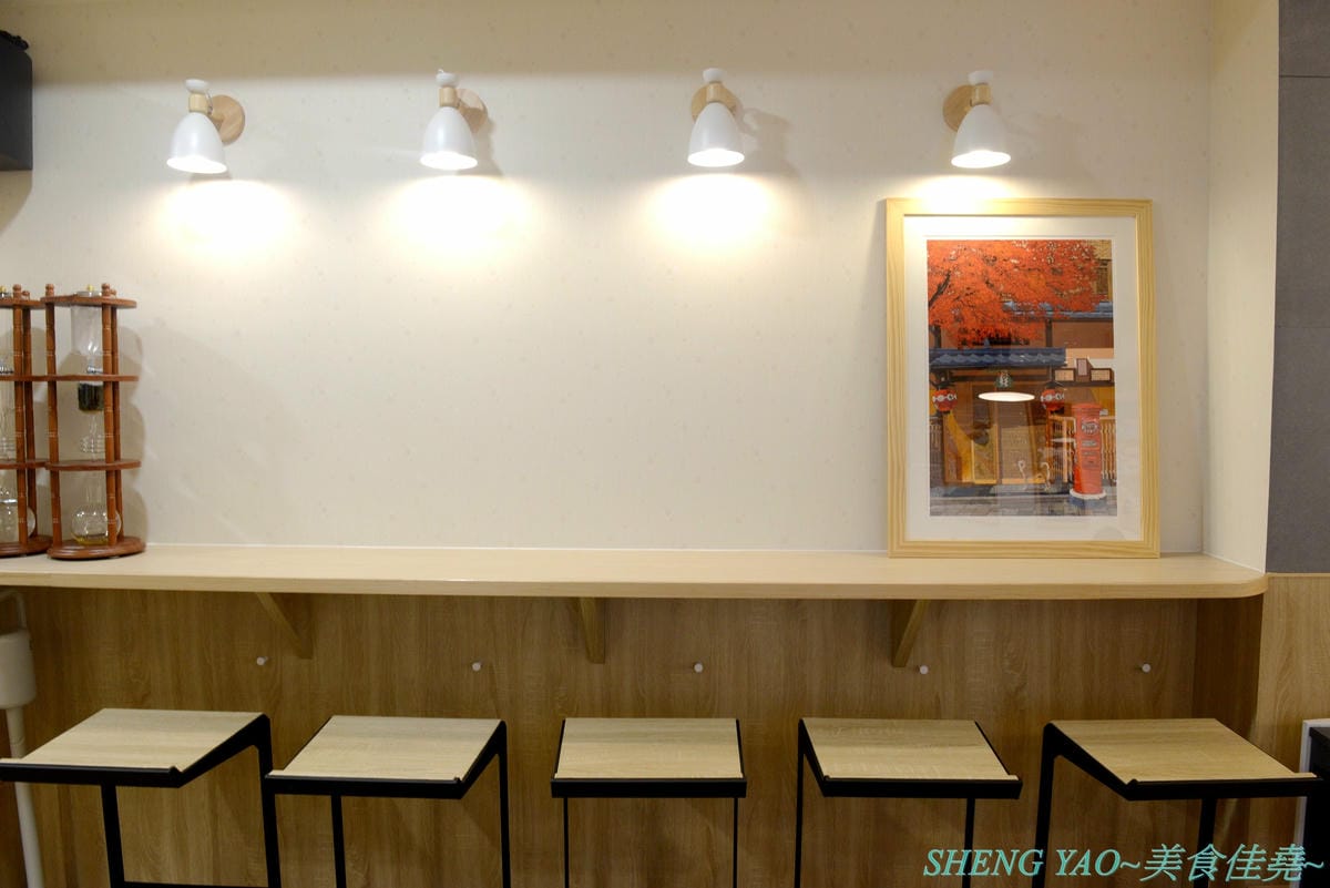 [台中西區]此木二水 Shiba Kori – 台中第一家柴犬主題文創冰店,寵物友善餐廳,店內不但有超可愛黑柴店長,還有一些和柴犬有關的圖書、裝飾,療癒感十足,主要販售手作雪花冰和港式糖水,雪花冰口