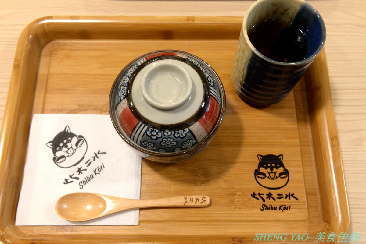 [台中西區]此木二水 Shiba Kori – 台中第一家柴犬主題文創冰店,寵物友善餐廳,店內不但有超可愛黑柴店長,還有一些和柴犬有關的圖書、裝飾,療癒感十足,主要販售手作雪花冰和港式糖水,雪花冰口