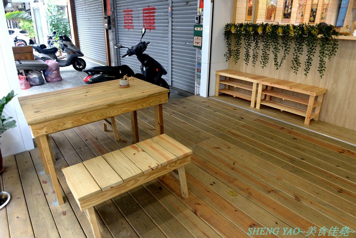 [台中西區]此木二水 Shiba Kori – 台中第一家柴犬主題文創冰店,寵物友善餐廳,店內不但有超可愛黑柴店長,還有一些和柴犬有關的圖書、裝飾,療癒感十足,主要販售手作雪花冰和港式糖水,雪花冰口