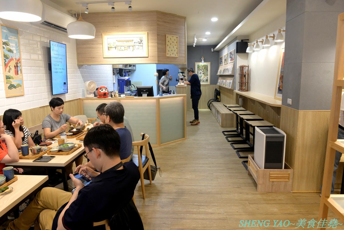 [台中西區]此木二水 Shiba Kori – 台中第一家柴犬主題文創冰店,寵物友善餐廳,店內不但有超可愛黑柴店長,還有一些和柴犬有關的圖書、裝飾,療癒感十足,主要販售手作雪花冰和港式糖水,雪花冰口