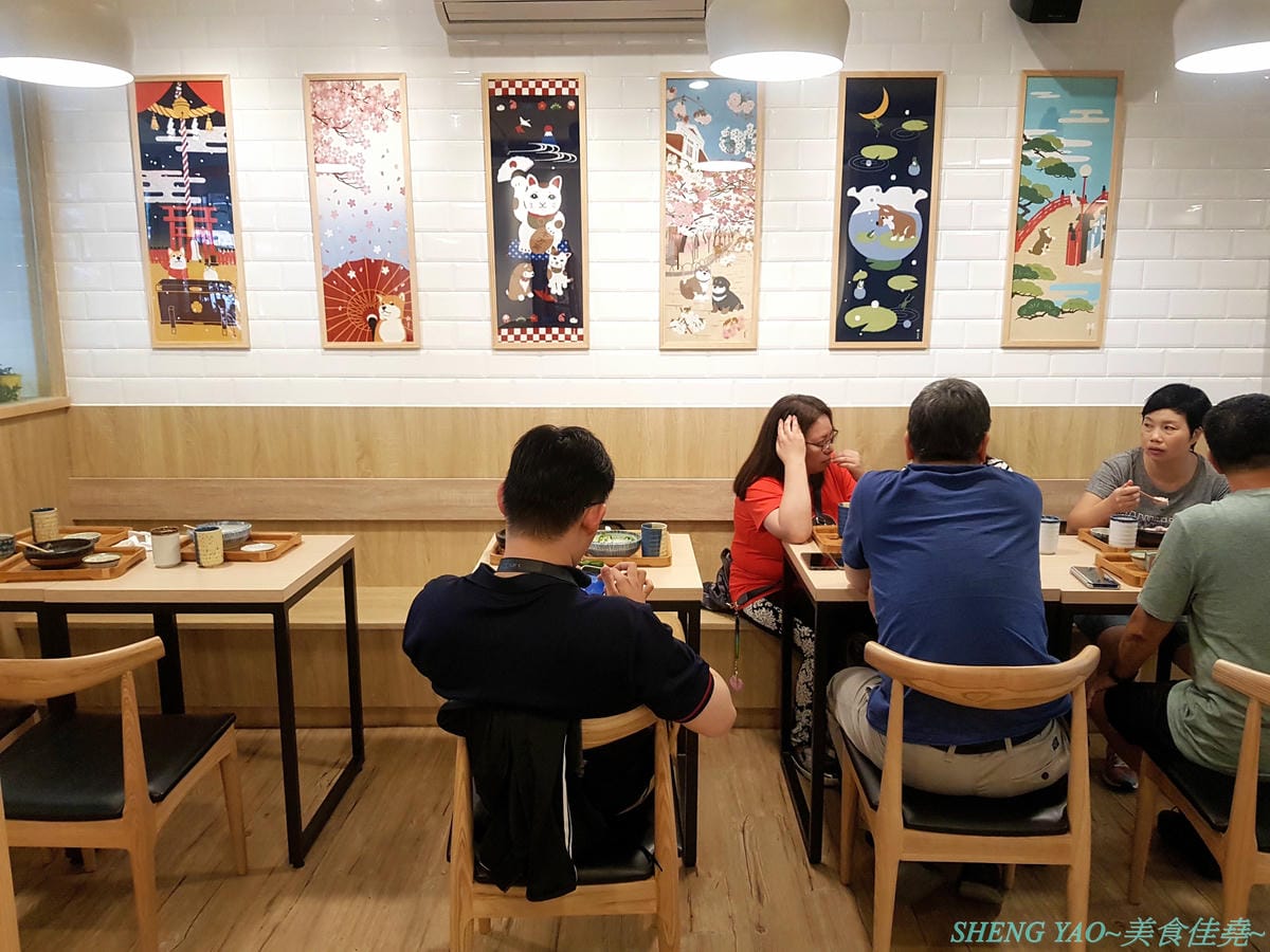 [台中西區]此木二水 Shiba Kori – 台中第一家柴犬主題文創冰店,寵物友善餐廳,店內不但有超可愛黑柴店長,還有一些和柴犬有關的圖書、裝飾,療癒感十足,主要販售手作雪花冰和港式糖水,雪花冰口