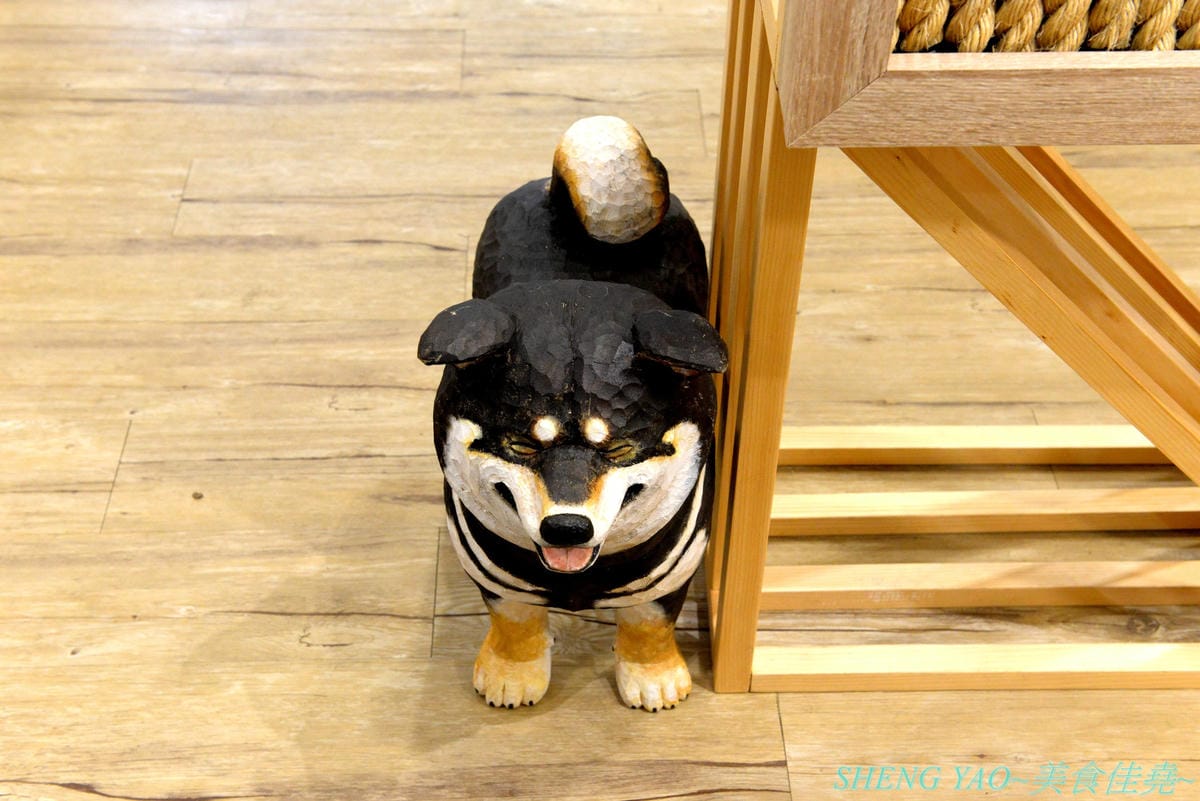 [台中西區]此木二水 Shiba Kori – 台中第一家柴犬主題文創冰店,寵物友善餐廳,店內不但有超可愛黑柴店長,還有一些和柴犬有關的圖書、裝飾,療癒感十足,主要販售手作雪花冰和港式糖水,雪花冰口