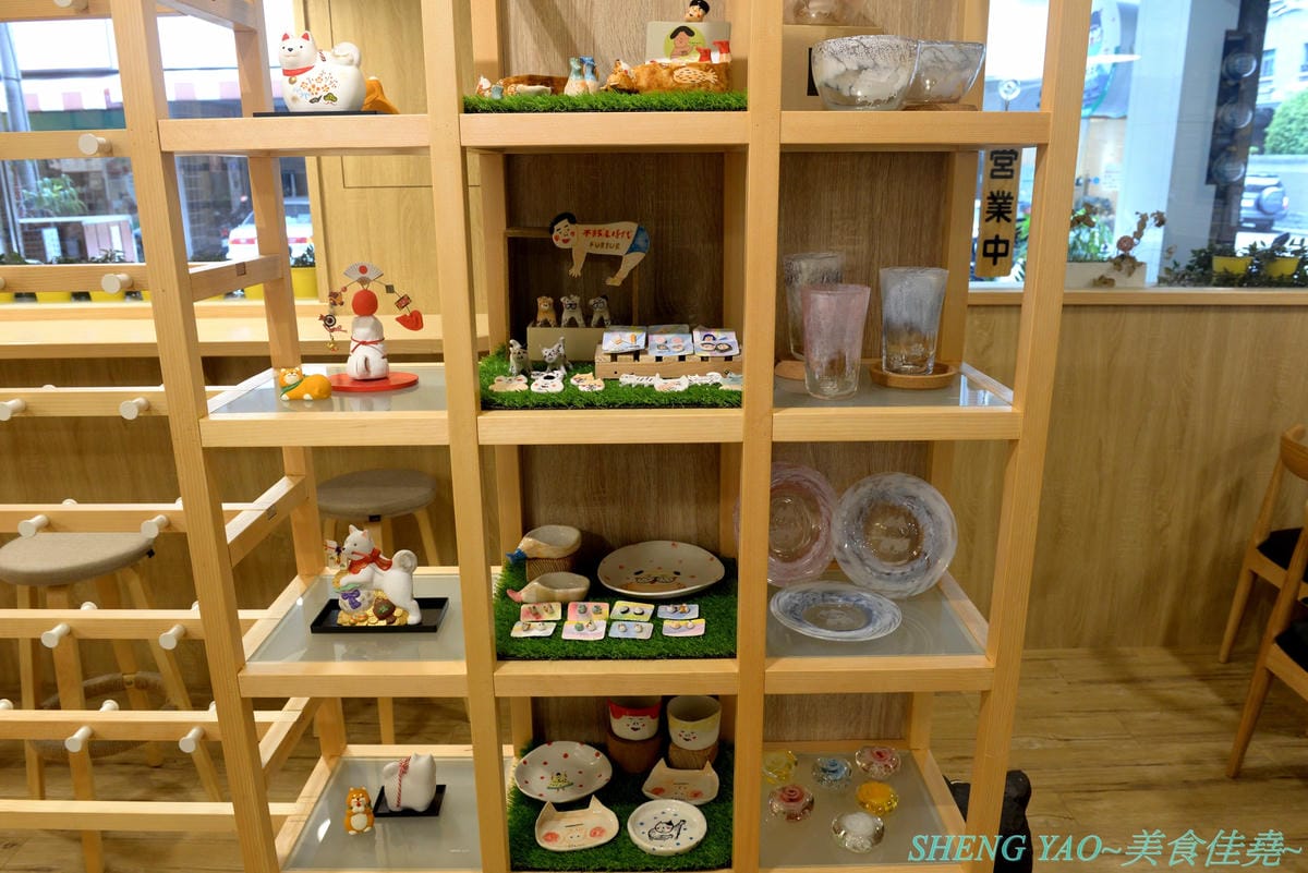 [台中西區]此木二水 Shiba Kori – 台中第一家柴犬主題文創冰店,寵物友善餐廳,店內不但有超可愛黑柴店長,還有一些和柴犬有關的圖書、裝飾,療癒感十足,主要販售手作雪花冰和港式糖水,雪花冰口