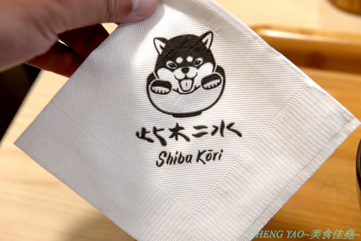 [台中西區]此木二水 Shiba Kori – 台中第一家柴犬主題文創冰店,寵物友善餐廳,店內不但有超可愛黑柴店長,還有一些和柴犬有關的圖書、裝飾,療癒感十足,主要販售手作雪花冰和港式糖水,雪花冰口