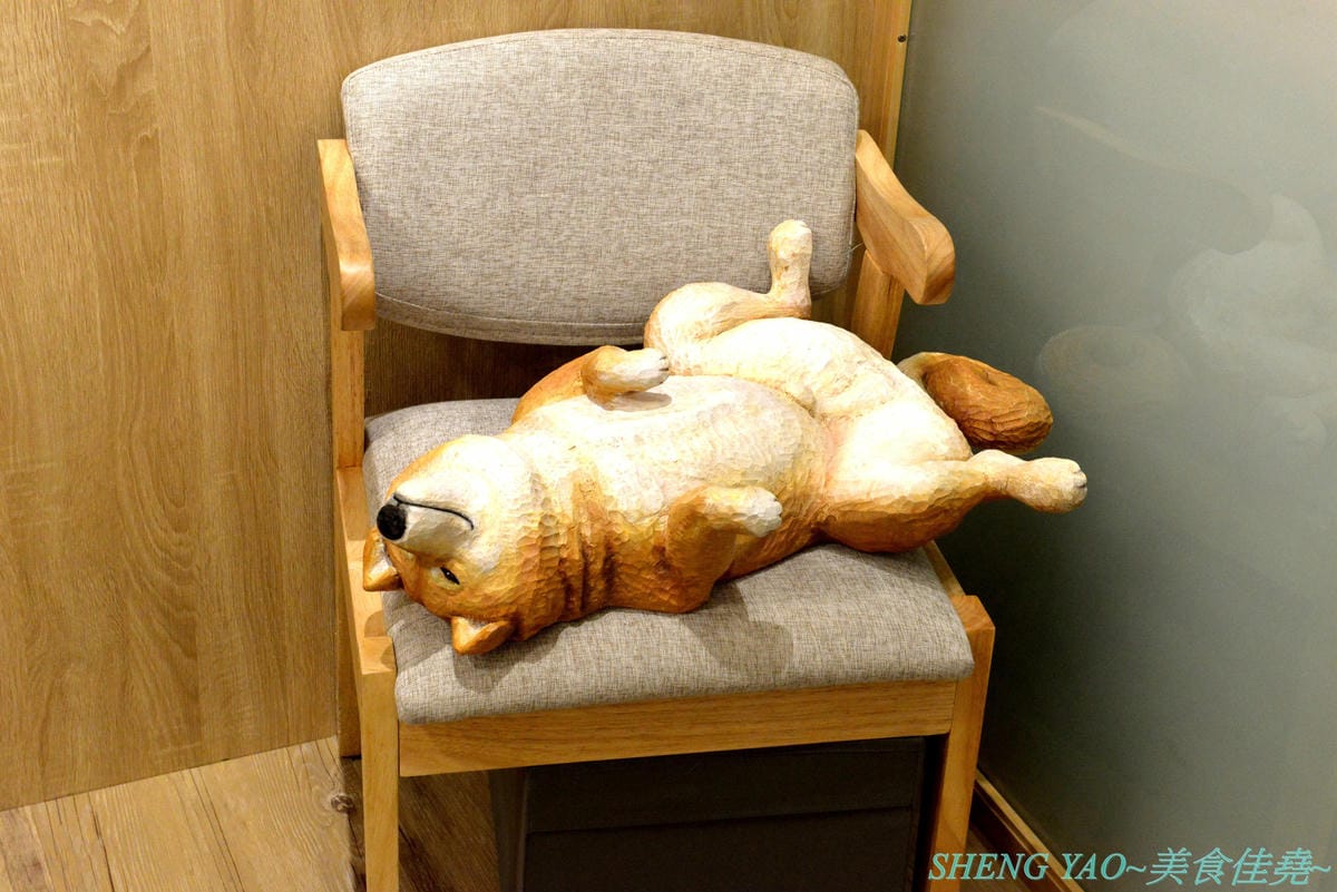 [台中西區]此木二水 Shiba Kori – 台中第一家柴犬主題文創冰店,寵物友善餐廳,店內不但有超可愛黑柴店長,還有一些和柴犬有關的圖書、裝飾,療癒感十足,主要販售手作雪花冰和港式糖水,雪花冰口