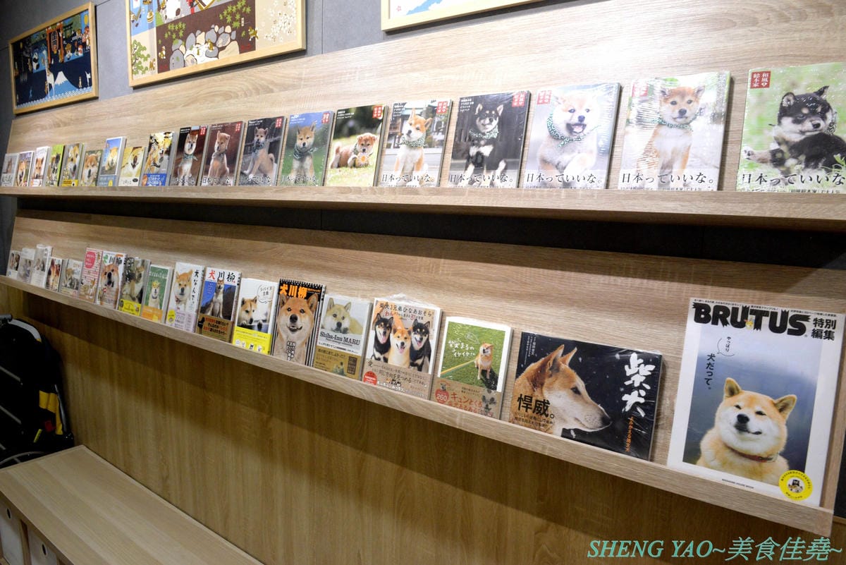 [台中西區]此木二水 Shiba Kori – 台中第一家柴犬主題文創冰店,寵物友善餐廳,店內不但有超可愛黑柴店長,還有一些和柴犬有關的圖書、裝飾,療癒感十足,主要販售手作雪花冰和港式糖水,雪花冰口