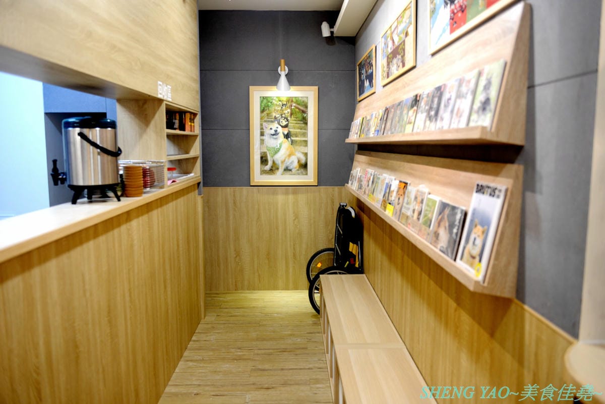 [台中西區]此木二水 Shiba Kori – 台中第一家柴犬主題文創冰店,寵物友善餐廳,店內不但有超可愛黑柴店長,還有一些和柴犬有關的圖書、裝飾,療癒感十足,主要販售手作雪花冰和港式糖水,雪花冰口