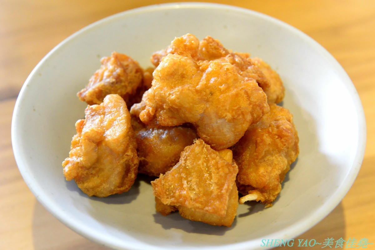 [台中北區]回 未了 – 台中最新的老宅風格日式丼飯,主打生魚片、熟食丼飯,食材新鮮又好吃,使用千秋陶坊特製餐盤,餐點更顯質感,大推極上盛合海鮮丼和唐揚雞。