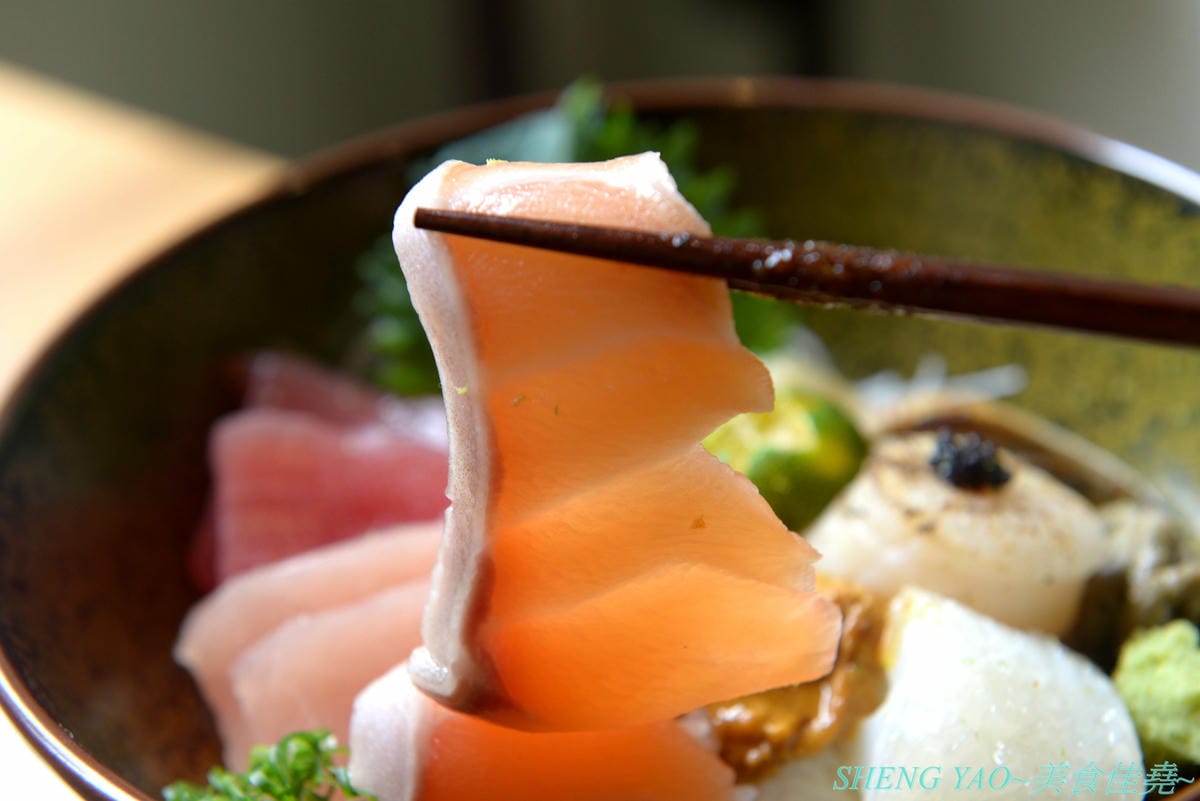[台中北區]回 未了 – 台中最新的老宅風格日式丼飯,主打生魚片、熟食丼飯,食材新鮮又好吃,使用千秋陶坊特製餐盤,餐點更顯質感,大推極上盛合海鮮丼和唐揚雞。