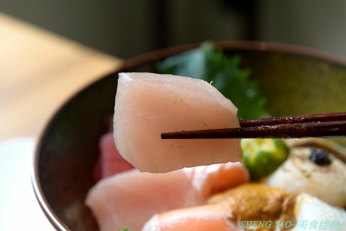 [台中北區]回 未了 – 台中最新的老宅風格日式丼飯,主打生魚片、熟食丼飯,食材新鮮又好吃,使用千秋陶坊特製餐盤,餐點更顯質感,大推極上盛合海鮮丼和唐揚雞。