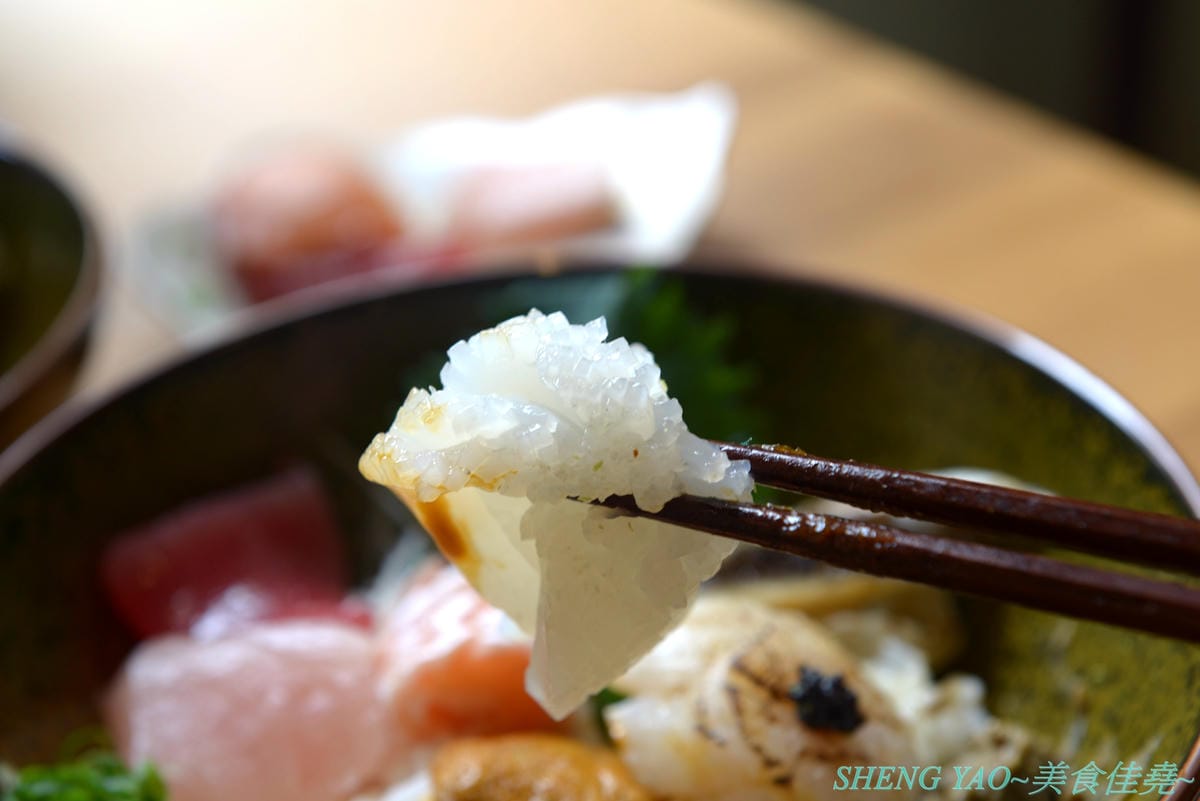 [台中北區]回 未了 – 台中最新的老宅風格日式丼飯,主打生魚片、熟食丼飯,食材新鮮又好吃,使用千秋陶坊特製餐盤,餐點更顯質感,大推極上盛合海鮮丼和唐揚雞。