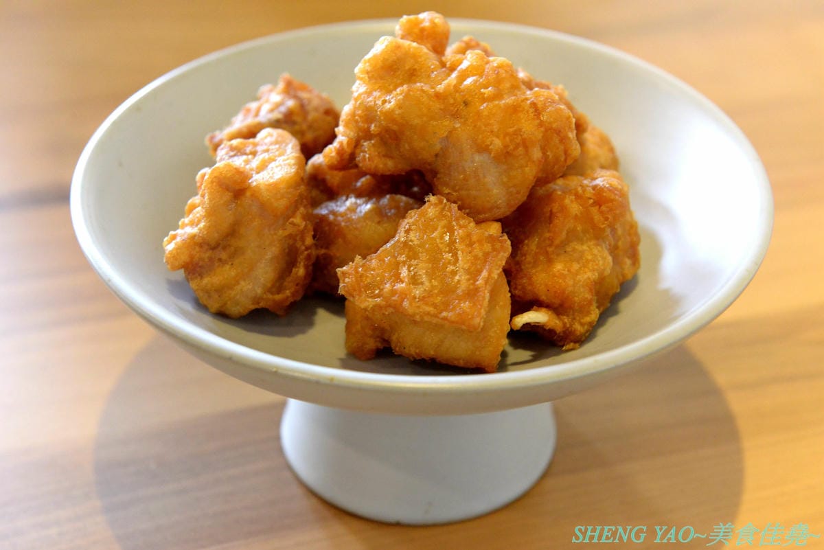 [台中北區]回 未了 – 台中最新的老宅風格日式丼飯,主打生魚片、熟食丼飯,食材新鮮又好吃,使用千秋陶坊特製餐盤,餐點更顯質感,大推極上盛合海鮮丼和唐揚雞。