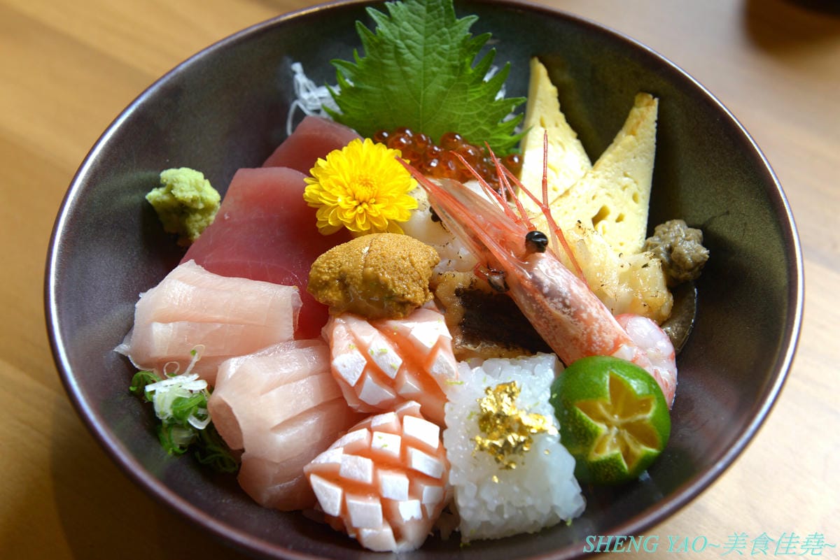 [台中北區]回 未了 – 台中最新的老宅風格日式丼飯,主打生魚片、熟食丼飯,食材新鮮又好吃,使用千秋陶坊特製餐盤,餐點更顯質感,大推極上盛合海鮮丼和唐揚雞。