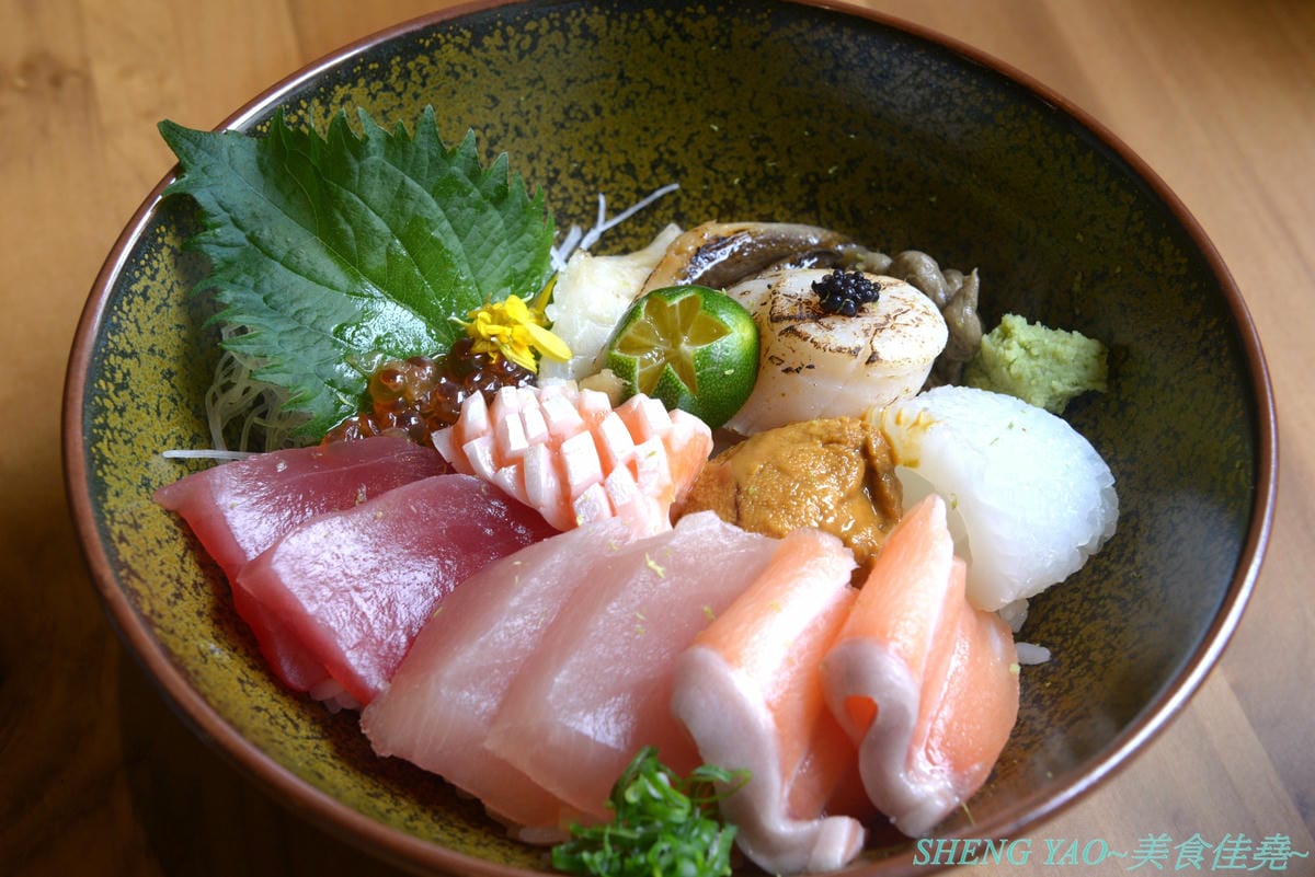 [台中北區]回 未了 – 台中最新的老宅風格日式丼飯,主打生魚片、熟食丼飯,食材新鮮又好吃,使用千秋陶坊特製餐盤,餐點更顯質感,大推極上盛合海鮮丼和唐揚雞。