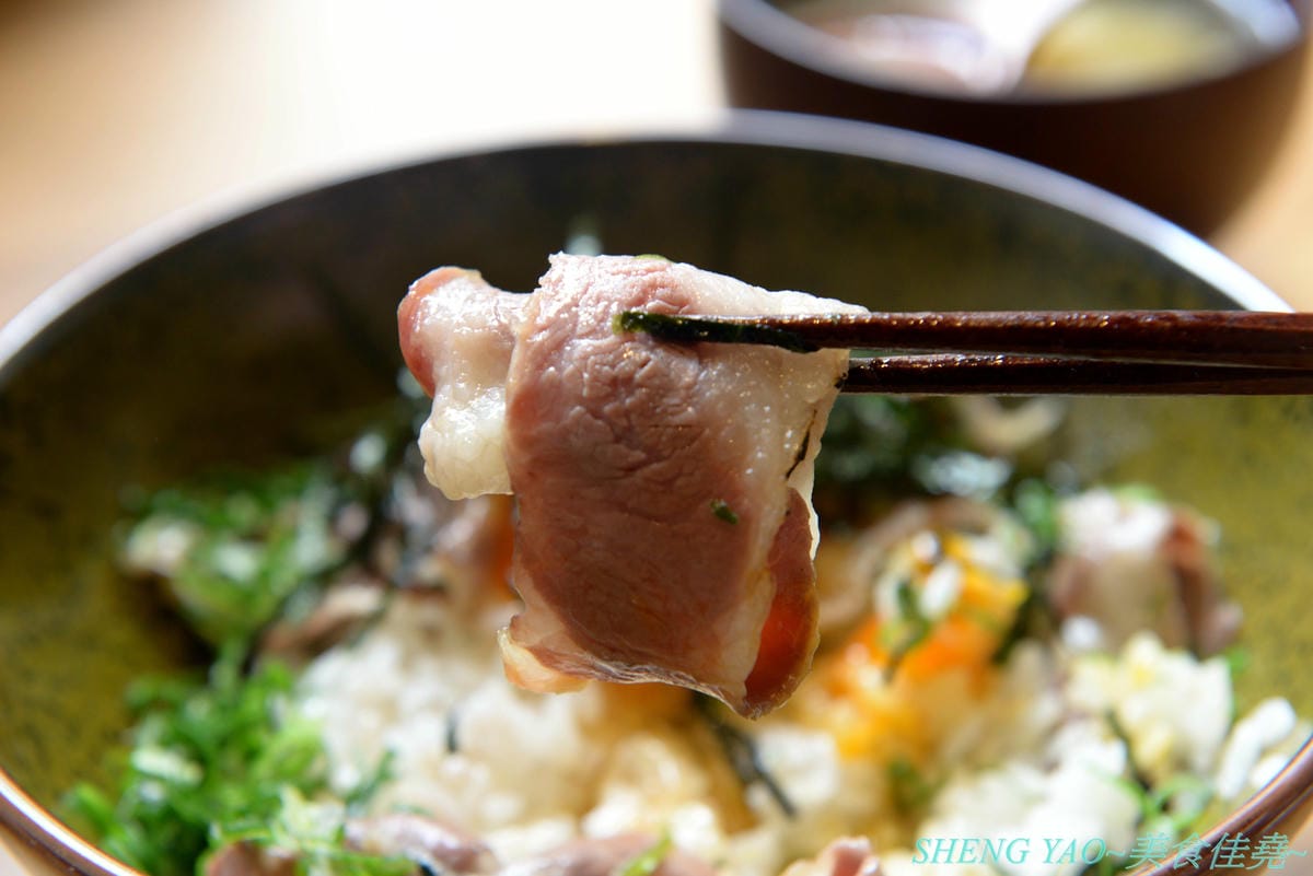 [台中北區]回 未了 – 台中最新的老宅風格日式丼飯,主打生魚片、熟食丼飯,食材新鮮又好吃,使用千秋陶坊特製餐盤,餐點更顯質感,大推極上盛合海鮮丼和唐揚雞。