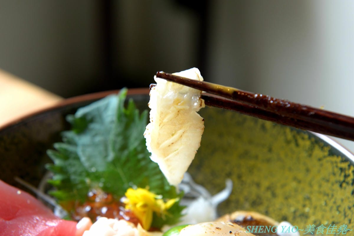 [台中北區]回 未了 – 台中最新的老宅風格日式丼飯,主打生魚片、熟食丼飯,食材新鮮又好吃,使用千秋陶坊特製餐盤,餐點更顯質感,大推極上盛合海鮮丼和唐揚雞。