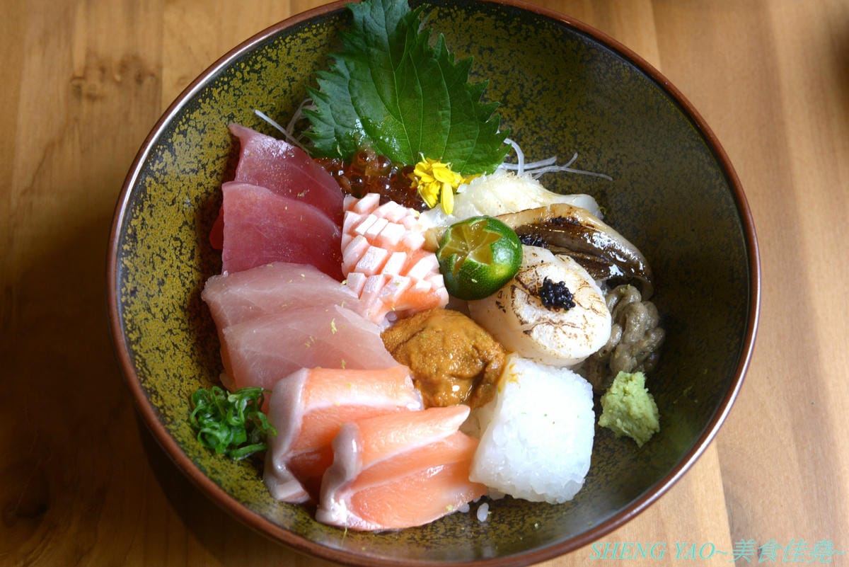 [台中北區]回 未了 – 台中最新的老宅風格日式丼飯,主打生魚片、熟食丼飯,食材新鮮又好吃,使用千秋陶坊特製餐盤,餐點更顯質感,大推極上盛合海鮮丼和唐揚雞。