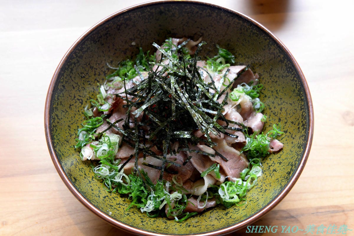 [台中北區]回 未了 – 台中最新的老宅風格日式丼飯,主打生魚片、熟食丼飯,食材新鮮又好吃,使用千秋陶坊特製餐盤,餐點更顯質感,大推極上盛合海鮮丼和唐揚雞。