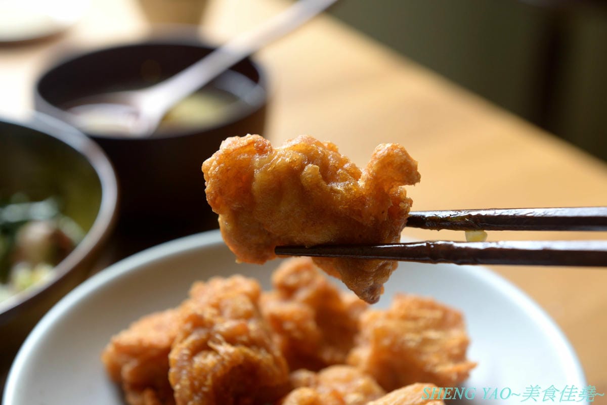 [台中北區]回 未了 – 台中最新的老宅風格日式丼飯,主打生魚片、熟食丼飯,食材新鮮又好吃,使用千秋陶坊特製餐盤,餐點更顯質感,大推極上盛合海鮮丼和唐揚雞。