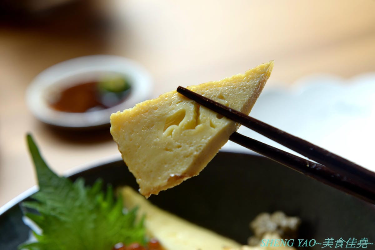 [台中北區]回 未了 – 台中最新的老宅風格日式丼飯,主打生魚片、熟食丼飯,食材新鮮又好吃,使用千秋陶坊特製餐盤,餐點更顯質感,大推極上盛合海鮮丼和唐揚雞。